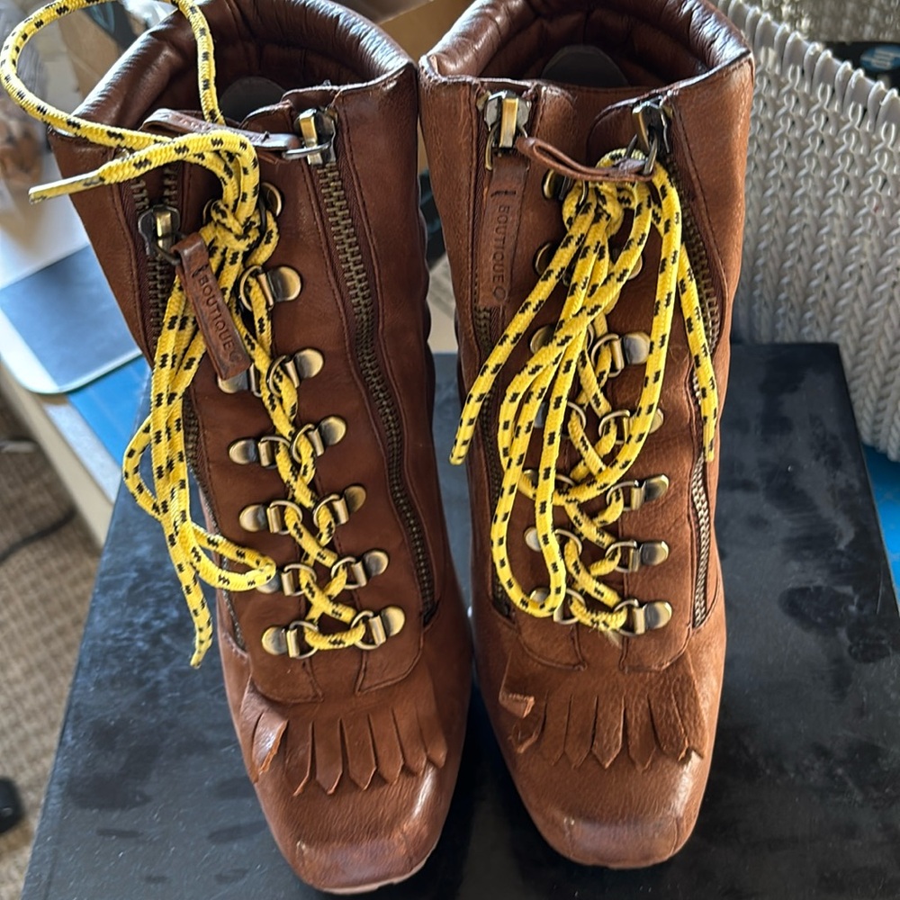 BOUTIQUE 9 size 8 Carmel zip up booties